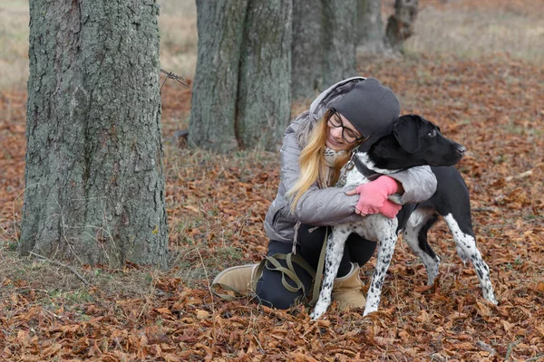 Menina com um cão para um passeio no outono — Fotografia de Stock