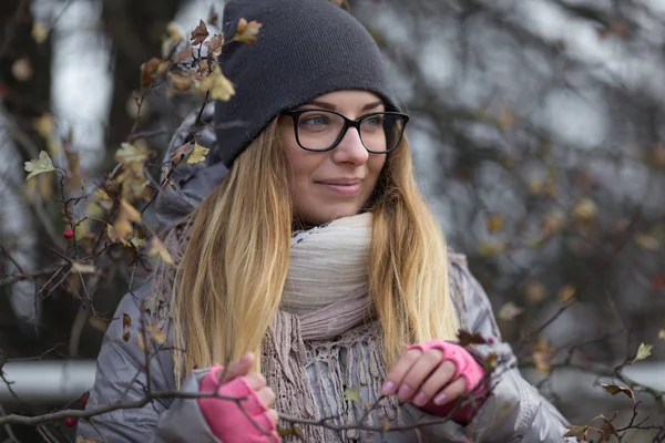 Portrait of a beautiful girl on nature autumn — Stock Photo, Image