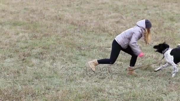 Dziewczyna z psem na spacer, na jesieni — Wideo stockowe