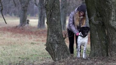 bir köpek için a yürümek sonbaharında kızla