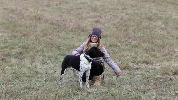 Meisje met een hond voor een wandeling in de herfst — Stockvideo