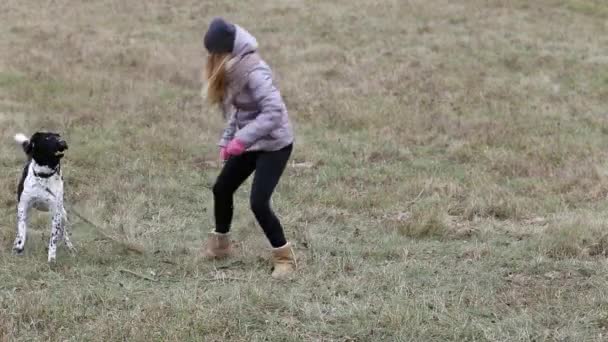 Κορίτσι με ένα σκυλί για μια βόλτα το φθινόπωρο — Αρχείο Βίντεο
