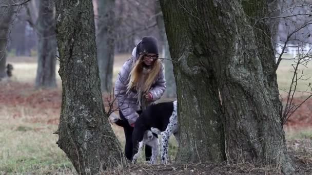 Chica con un perro para un paseo en el otoño — Vídeo de stock