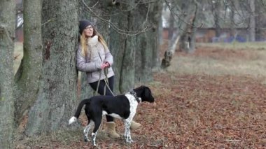 bir köpek için a yürümek sonbaharında kızla