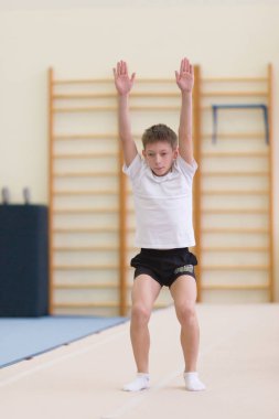 Gomel, Beyaz Rusya - 19 Kasım 2016: spor akrobasi 2005-2006 yılında tarihi kız ve erkek çocuklar arasında yarışmalar