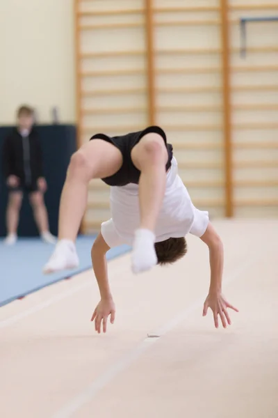 Homel, Fehéroroszország - 2016. November 19.: akrobatika, fiúk és lányok született 2005-2006 között a sportversenyek — Stock Fotó