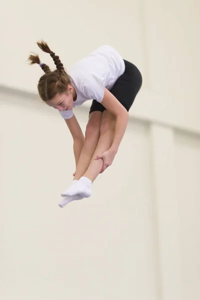 Gomel, Biélorussie - 19 novembre 2016 : Compétitions sportives acrobatiques entre garçons et filles nées en 2005-2006 — Photo