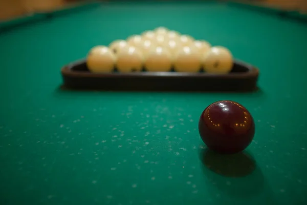 Billiard balls on green baize in the game of pyramid — Stock Photo, Image