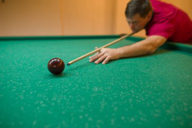 Havuzu kick oyuncu. Rus Bilardo