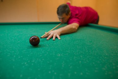 Havuzu kick oyuncu. Rus Bilardo