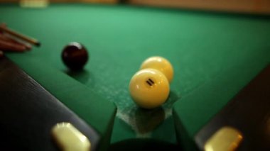 Bilardo topları piramit oyun yeşil çuha üzerinde