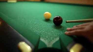 Bilardo topları piramit oyun yeşil çuha üzerinde