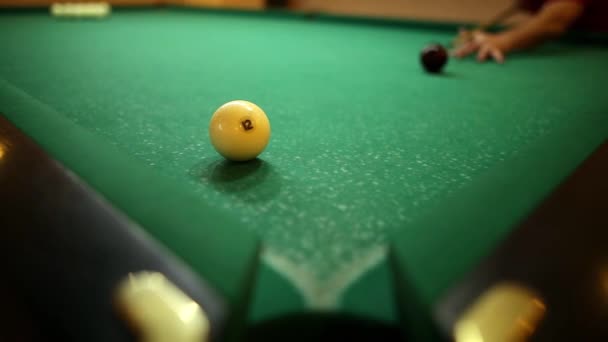 Bolas de billar en el pantano verde en el juego de la pirámide — Vídeos de Stock