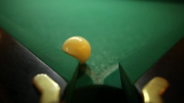 Bilardo topları piramit oyun yeşil çuha üzerinde