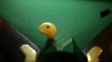 Bilardo topları piramit oyun yeşil çuha üzerinde