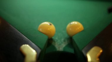 Bilardo topları piramit oyun yeşil çuha üzerinde