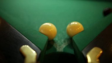 Bilardo topları piramit oyun yeşil çuha üzerinde