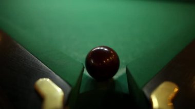 Bilardo topları piramit oyun yeşil çuha üzerinde