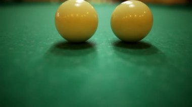 Bilardo topları piramit oyun yeşil çuha üzerinde