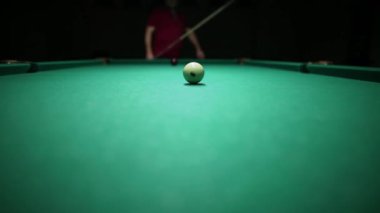 Bilardo topları piramit oyun yeşil çuha üzerinde