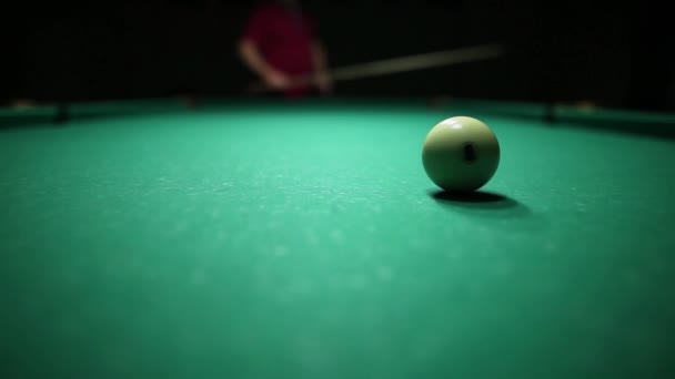 Більярдні кулі на зеленій байці в грі піраміди — стокове відео