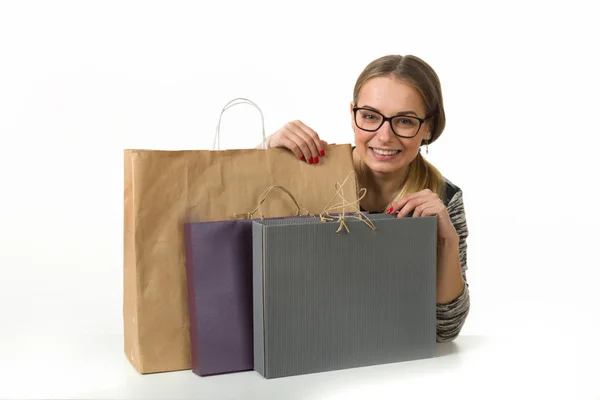 Mädchen mit Einkaufstaschen auf weißem Hintergrund — Stockfoto