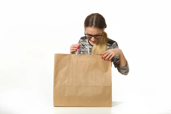 Menina com sacos de compras em um fundo branco — Fotografia de Stock