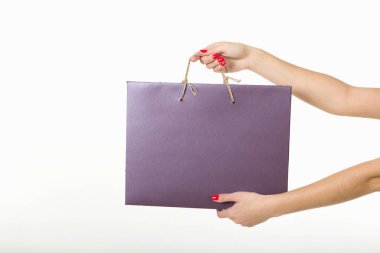 Beyaz arka planda alışveriş torbaları olan bir kız.