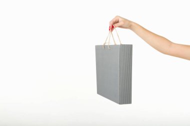 Beyaz arka planda alışveriş torbaları olan bir kız.