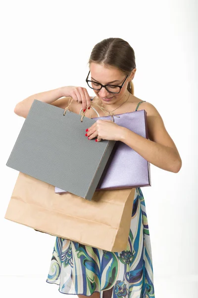 하얀 배경에 쇼핑백을 들고 있는 소녀 — 스톡 사진