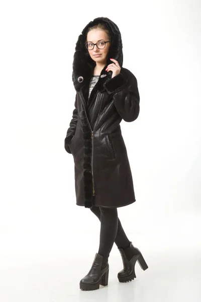Lány, mint egy fehér háttér fekete téli kabát — Stock Fotó