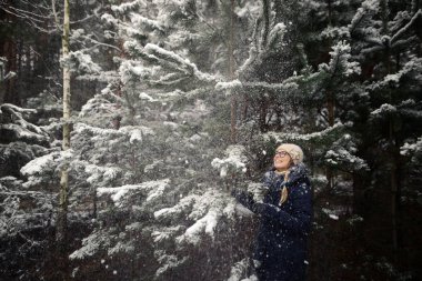 bir çam ormanı karda kız