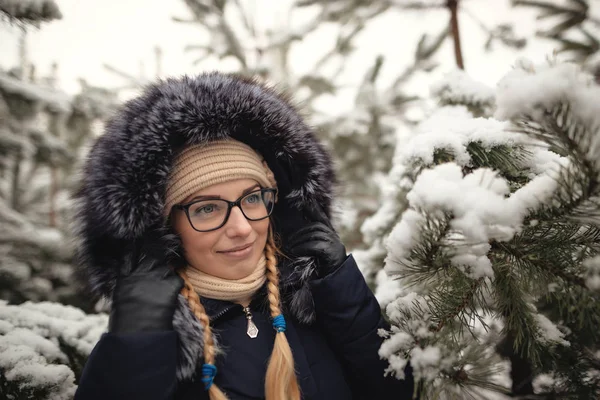 在一片松树林，在雪地里的女孩 — 图库照片