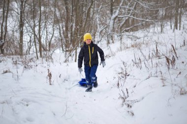 Çocuklar kar slaytlar ile halletme eğlenceler