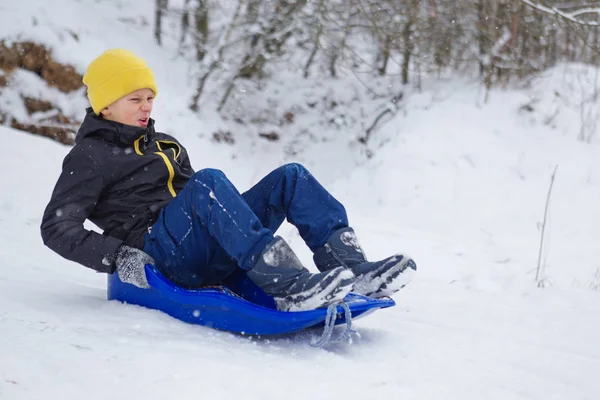 Los niños se divierten en trineos con toboganes de nieve — Foto de Stock