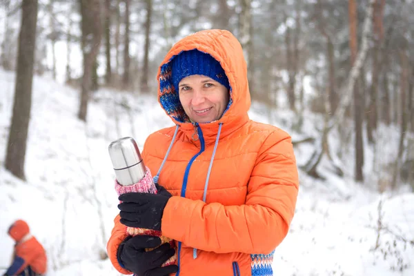 Chica con un termo de té en el bosque de invierno — Foto de Stock