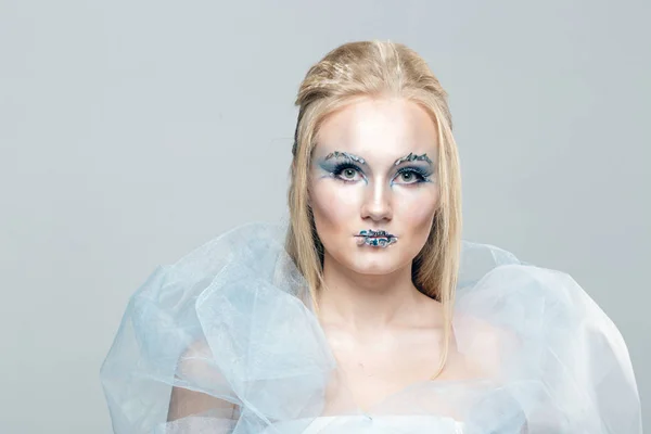 Loira em um vestido branco com maquiagem azul. A Rainha da Neve . — Fotografia de Stock