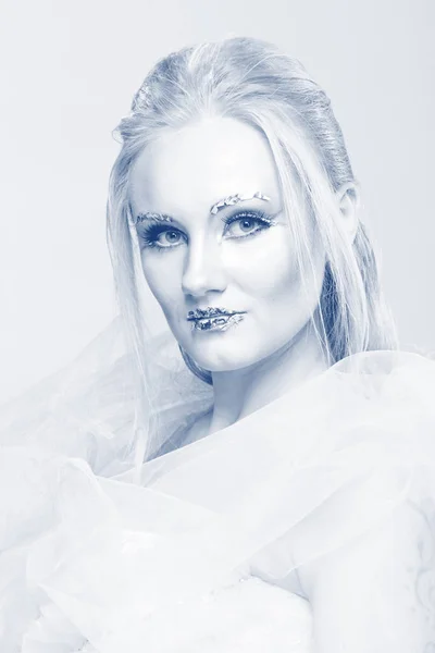 Blondin i en vit klänning med blå makeup. Snow Queen. — Stockfoto