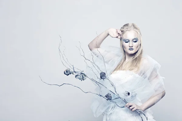 Blondin i en vit klänning med blå makeup. Snow Queen. — Stockfoto