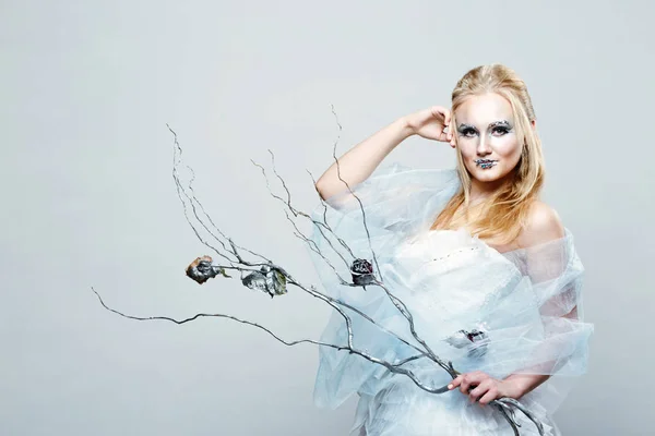 Loira em um vestido branco com maquiagem azul. A Rainha da Neve . — Fotografia de Stock