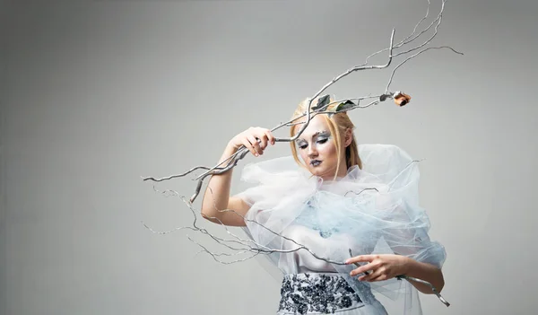 Loira em um vestido branco com maquiagem azul. A Rainha da Neve . — Fotografia de Stock