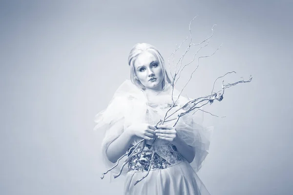 Rubia en un vestido blanco con maquillaje azul. La Reina de las Nieves . — Foto de Stock
