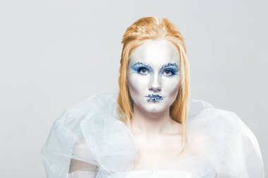 sarışın mavi makyaj ile beyaz bir elbise içinde. Kar kraliçesi.