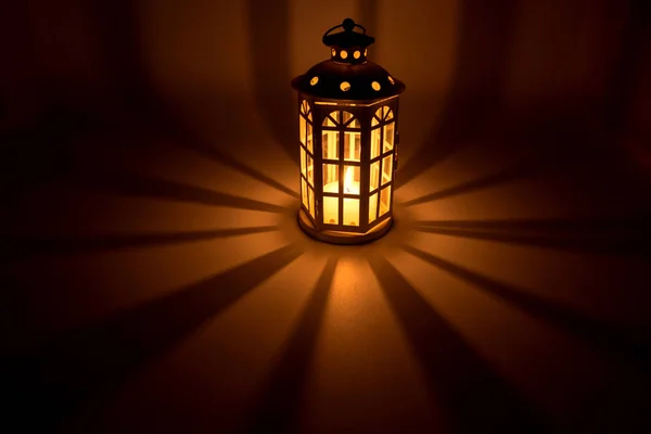Lanterna com uma vela em um fundo escuro — Fotografia de Stock