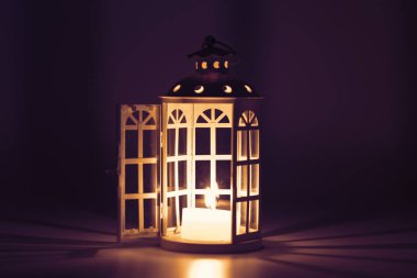 karanlık bir arka plan bir mum ile fener