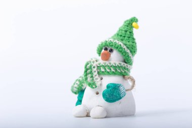 Beyaz bir arka plan üzerinde izole neşeli Noel kardan adam. el yapımı