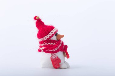 Beyaz bir arka plan üzerinde izole neşeli Noel kardan adam. el yapımı