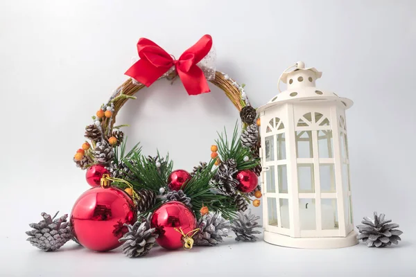 用一盏灯在门上的圣诞花环 — 图库照片