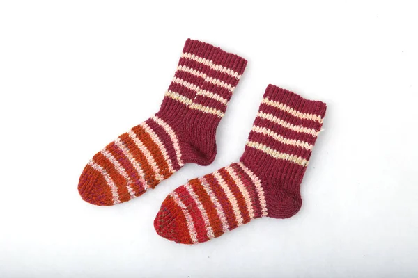 Червоні різдвяні шкарпетки. добре одягнена ялинка на — стокове фото