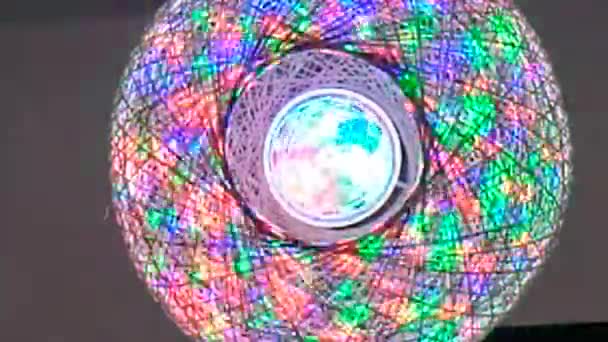 Discolampor. DJ glödande boll. ljusa färger runt. — Stockvideo